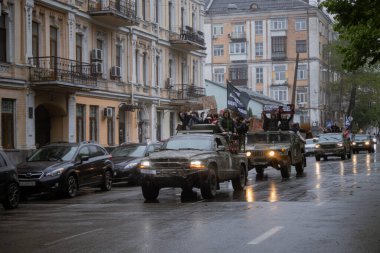 Kyiv, Ukrayna. 21 Nisan 2024 yağmur ve soğuk hava bir kez daha şehirlerinin sokaklarına dökülen insanları durdurmadı. Rus esaretindeki savaş esirlerini hatırlatmak ve desteklemek için..