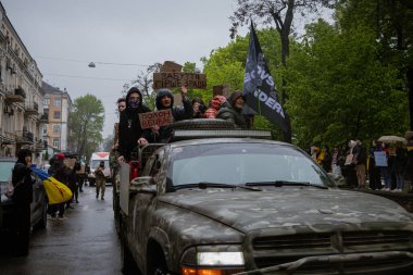 Kyiv, Ukrayna. 21 Nisan 2024 yağmur ve soğuk hava bir kez daha şehirlerinin sokaklarına dökülen insanları durdurmadı. Rus esaretindeki savaş esirlerini hatırlatmak ve desteklemek için..