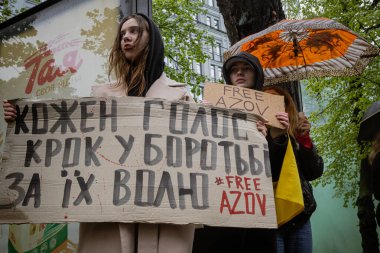 Kyiv, Ukrayna. 21 Nisan 2024 yağmur ve soğuk hava bir kez daha şehirlerinin sokaklarına dökülen insanları durdurmadı. Rus esaretindeki savaş esirlerini hatırlatmak ve desteklemek için..