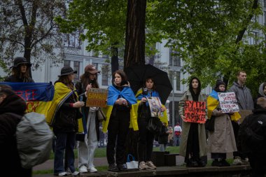 Kyiv, Ukrayna. 21 Nisan 2024 yağmur ve soğuk hava bir kez daha şehirlerinin sokaklarına dökülen insanları durdurmadı. Rus esaretindeki savaş esirlerini hatırlatmak ve desteklemek için..