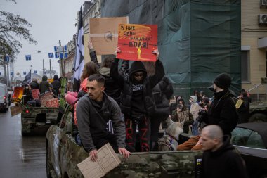 Kyiv, Ukrayna. 21 Nisan 2024 yağmur ve soğuk hava bir kez daha şehirlerinin sokaklarına dökülen insanları durdurmadı. Rus esaretindeki savaş esirlerini hatırlatmak ve desteklemek için..