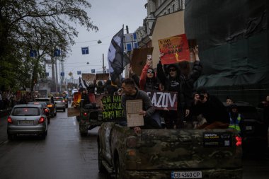 Kyiv, Ukrayna. 21 Nisan 2024 yağmur ve soğuk hava bir kez daha şehirlerinin sokaklarına dökülen insanları durdurmadı. Rus esaretindeki savaş esirlerini hatırlatmak ve desteklemek için..