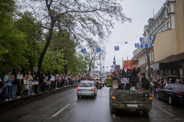 Kyiv, Ukrayna. 21 Nisan 2024 yağmur ve soğuk hava bir kez daha şehirlerinin sokaklarına dökülen insanları durdurmadı. Rus esaretindeki savaş esirlerini hatırlatmak ve desteklemek için..