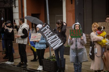 Kyiv, Ukrayna. 21 Nisan 2024 yağmur ve soğuk hava bir kez daha şehirlerinin sokaklarına dökülen insanları durdurmadı. Rus esaretindeki savaş esirlerini hatırlatmak ve desteklemek için..