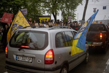 Kyiv, Ukrayna. 21 Nisan 2024 yağmur ve soğuk hava bir kez daha şehirlerinin sokaklarına dökülen insanları durdurmadı. Rus esaretindeki savaş esirlerini hatırlatmak ve desteklemek için..