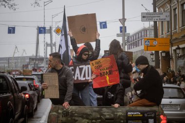 Kyiv, Ukrayna. 21 Nisan 2024 yağmur ve soğuk hava bir kez daha şehirlerinin sokaklarına dökülen insanları durdurmadı. Rus esaretindeki savaş esirlerini hatırlatmak ve desteklemek için..