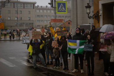 Kyiv, Ukrayna. 21 Nisan 2024 yağmur ve soğuk hava bir kez daha şehirlerinin sokaklarına dökülen insanları durdurmadı. Rus esaretindeki savaş esirlerini hatırlatmak ve desteklemek için..