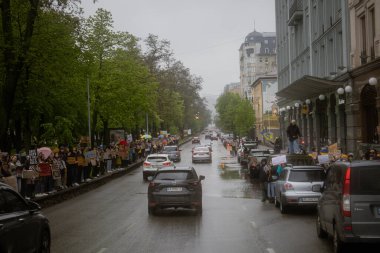 Kyiv, Ukrayna. 21 Nisan 2024 yağmur ve soğuk hava bir kez daha şehirlerinin sokaklarına dökülen insanları durdurmadı. Rus esaretindeki savaş esirlerini hatırlatmak ve desteklemek için..