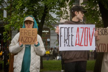 Kyiv, Ukrayna. 21 Nisan 2024 yağmur ve soğuk hava bir kez daha şehirlerinin sokaklarına dökülen insanları durdurmadı. Rus esaretindeki savaş esirlerini hatırlatmak ve desteklemek için..