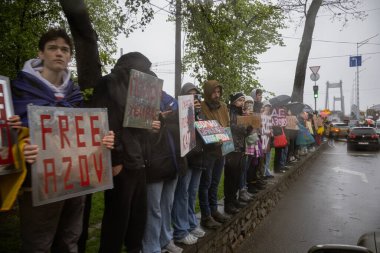 Kyiv, Ukrayna. 21 Nisan 2024 yağmur ve soğuk hava bir kez daha şehirlerinin sokaklarına dökülen insanları durdurmadı. Rus esaretindeki savaş esirlerini hatırlatmak ve desteklemek için..