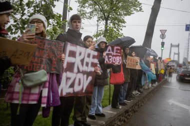 Kyiv, Ukrayna. 21 Nisan 2024 yağmur ve soğuk hava bir kez daha şehirlerinin sokaklarına dökülen insanları durdurmadı. Rus esaretindeki savaş esirlerini hatırlatmak ve desteklemek için..