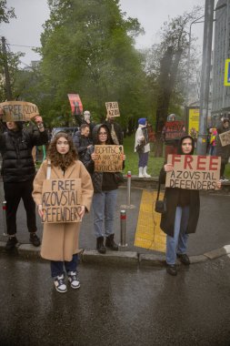 Kyiv, Ukrayna. 21 Nisan 2024 yağmur ve soğuk hava bir kez daha şehirlerinin sokaklarına dökülen insanları durdurmadı. Rus esaretindeki savaş esirlerini hatırlatmak ve desteklemek için..