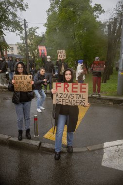 Kyiv, Ukrayna. 21 Nisan 2024 'te sağanak yağmur ve soğuk hava bile insanları durduramadı. Esir tutulan savaş esirlerine hatırlatmak ve desteklemek için bir kez daha şehrin merkezine gittiler.
