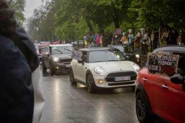Kyiv, Ukrayna. 21 Nisan 2024 'te sağanak yağmur ve soğuk hava bile insanları durduramadı. Esir tutulan savaş esirlerine hatırlatmak ve desteklemek için bir kez daha şehrin merkezine gittiler.