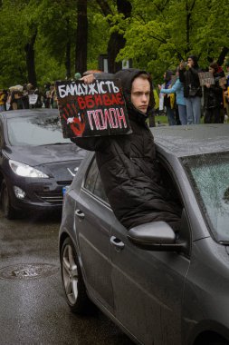 Kyiv, Ukrayna. 21 Nisan 2024 'te sağanak yağmur ve soğuk hava bile insanları durduramadı. Esir tutulan savaş esirlerine hatırlatmak ve desteklemek için bir kez daha şehrin merkezine gittiler.