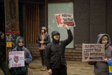 Kyiv, Ukrayna. 21 Nisan 2024 'te sağanak yağmur ve soğuk hava bile insanları durduramadı. Esir tutulan savaş esirlerine hatırlatmak ve desteklemek için bir kez daha şehrin merkezine gittiler.