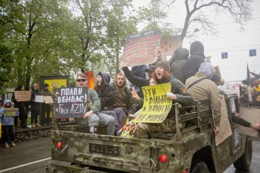 Kyiv, Ukrayna. 21 Nisan 2024 'te sağanak yağmur ve soğuk hava bile insanları durduramadı. Esir tutulan savaş esirlerine hatırlatmak ve desteklemek için bir kez daha şehrin merkezine gittiler.