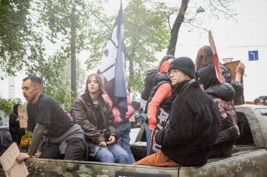 Kyiv, Ukrayna. 21 Nisan 2024 'te sağanak yağmur ve soğuk hava bile insanları durduramadı. Esir tutulan savaş esirlerine hatırlatmak ve desteklemek için bir kez daha şehrin merkezine gittiler.