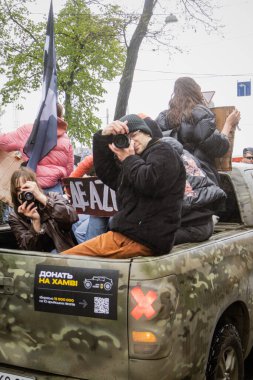 Kyiv, Ukrayna. 21 Nisan 2024 'te sağanak yağmur ve soğuk hava bile insanları durduramadı. Esir tutulan savaş esirlerine hatırlatmak ve desteklemek için bir kez daha şehrin merkezine gittiler.