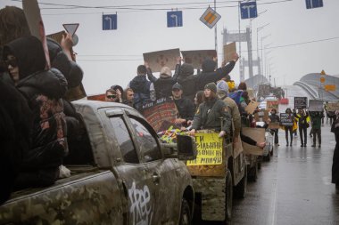 Kyiv, Ukrayna. 21 Nisan 2024 'te sağanak yağmur ve soğuk hava bile insanları durduramadı. Esir tutulan savaş esirlerine hatırlatmak ve desteklemek için bir kez daha şehrin merkezine gittiler.