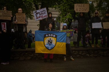 Kyiv, Ukrayna. 21 Nisan 2024 'te sağanak yağmur ve soğuk hava bile insanları durduramadı. Esir tutulan savaş esirlerine hatırlatmak ve desteklemek için bir kez daha şehrin merkezine gittiler.