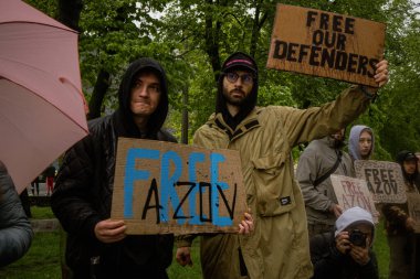 Kyiv, Ukrayna. 21 Nisan 2024 'te sağanak yağmur ve soğuk hava bile insanları durduramadı. Esir tutulan savaş esirlerine hatırlatmak ve desteklemek için bir kez daha şehrin merkezine gittiler.