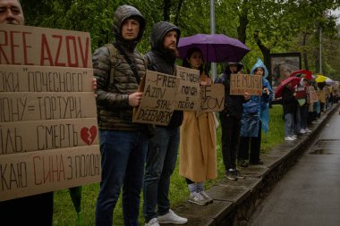 Kyiv, Ukrayna. 21 Nisan 2024 'te sağanak yağmur ve soğuk hava bile insanları durduramadı. Esir tutulan savaş esirlerine hatırlatmak ve desteklemek için bir kez daha şehrin merkezine gittiler.