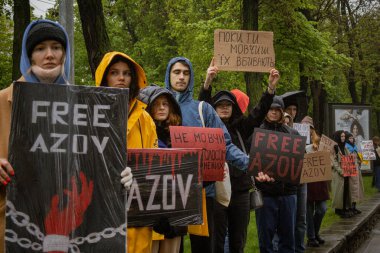 Kyiv, Ukrayna. 21 Nisan 2024 'te sağanak yağmur ve soğuk hava bile insanları durduramadı. Esir tutulan savaş esirlerine hatırlatmak ve desteklemek için bir kez daha şehrin merkezine gittiler.