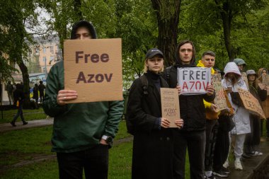 Kyiv, Ukrayna. 21 Nisan 2024 'te sağanak yağmur ve soğuk hava bile insanları durduramadı. Esir tutulan savaş esirlerine hatırlatmak ve desteklemek için bir kez daha şehrin merkezine gittiler.