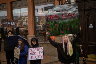 Kyiv, Ukrayna. 21 Nisan 2024 'te sağanak yağmur ve soğuk hava bile insanları durduramadı. Esir tutulan savaş esirlerine hatırlatmak ve desteklemek için bir kez daha şehrin merkezine gittiler.