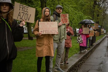 Kyiv, Ukrayna. 21 Nisan 2024 'te sağanak yağmur ve soğuk hava bile insanları durduramadı. Esir tutulan savaş esirlerine hatırlatmak ve desteklemek için bir kez daha şehrin merkezine gittiler.