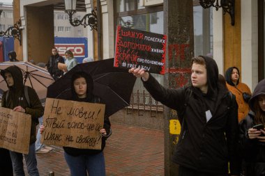 Kyiv, Ukrayna. 21 Nisan 2024 'te sağanak yağmur ve soğuk hava bile insanları durduramadı. Esir tutulan savaş esirlerine hatırlatmak ve desteklemek için bir kez daha şehrin merkezine gittiler.