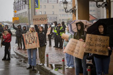 Kyiv, Ukrayna. 21 Nisan 2024 'te sağanak yağmur ve soğuk hava bile insanları durduramadı. Esir tutulan savaş esirlerine hatırlatmak ve desteklemek için bir kez daha şehrin merkezine gittiler.