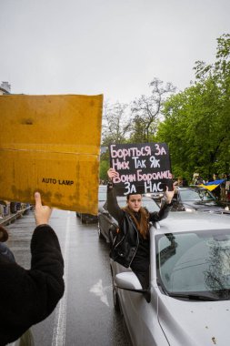 Kyiv, Ukrayna. 21 Nisan 2024 'te sağanak yağmur ve soğuk hava bile insanları durduramadı. Esir tutulan savaş esirlerine hatırlatmak ve desteklemek için bir kez daha şehrin merkezine gittiler.
