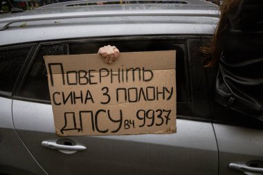 Kyiv, Ukrayna. 21 Nisan 2024 'te sağanak yağmur ve soğuk hava bile insanları durduramadı. Esir tutulan savaş esirlerine hatırlatmak ve desteklemek için bir kez daha şehrin merkezine gittiler.