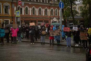 Kyiv, Ukrayna. 21 Nisan 2024 'te sağanak yağmur ve soğuk hava bile insanları durduramadı. Esir tutulan savaş esirlerine hatırlatmak ve desteklemek için bir kez daha şehrin merkezine gittiler.