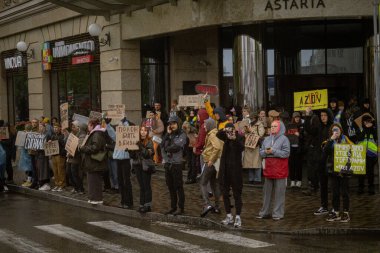 Kyiv, Ukrayna. 21 Nisan 2024 'te sağanak yağmur ve soğuk hava bile insanları durduramadı. Esir tutulan savaş esirlerine hatırlatmak ve desteklemek için bir kez daha şehrin merkezine gittiler.