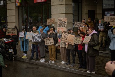 Kyiv, Ukrayna. 21 Nisan 2024 'te sağanak yağmur ve soğuk hava bile insanları durduramadı. Esir tutulan savaş esirlerine hatırlatmak ve desteklemek için bir kez daha şehrin merkezine gittiler.