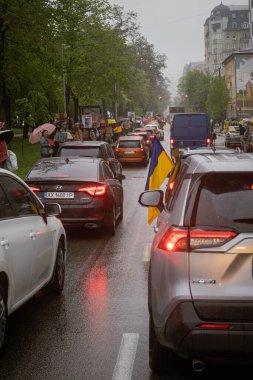 Kyiv, Ukrayna. 21 Nisan 2024 'te sağanak yağmur ve soğuk hava bile insanları durduramadı. Esir tutulan savaş esirlerine hatırlatmak ve desteklemek için bir kez daha şehrin merkezine gittiler.