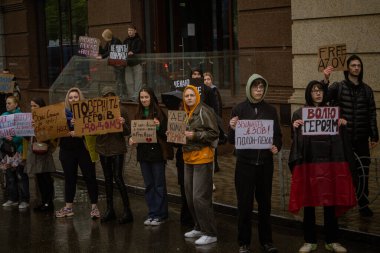 Kyiv, Ukrayna. 21 Nisan 2024 'te sağanak yağmur ve soğuk hava bile insanları durduramadı. Esir tutulan savaş esirlerine hatırlatmak ve desteklemek için bir kez daha şehrin merkezine gittiler.