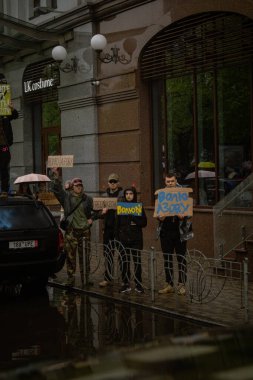 Kyiv, Ukrayna. 21 Nisan 2024 'te sağanak yağmur ve soğuk hava bile insanları durduramadı. Esir tutulan savaş esirlerine hatırlatmak ve desteklemek için bir kez daha şehrin merkezine gittiler.