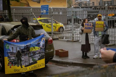 Kyiv, Ukrayna. 21 Nisan 2024 'te sağanak yağmur ve soğuk hava bile insanları durduramadı. Esir tutulan savaş esirlerine hatırlatmak ve desteklemek için bir kez daha şehrin merkezine gittiler..