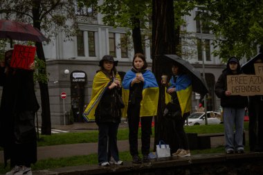 Kyiv, Ukrayna. 21 Nisan 2024 'te sağanak yağmur ve soğuk hava bile insanları durduramadı. Esir tutulan savaş esirlerine hatırlatmak ve desteklemek için bir kez daha şehrin merkezine gittiler..