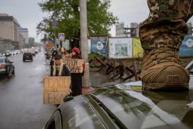 Kyiv, Ukrayna. 21 Nisan 2024 'te sağanak yağmur ve soğuk hava bile insanları durduramadı. Esir tutulan savaş esirlerine hatırlatmak ve desteklemek için bir kez daha şehrin merkezine gittiler..