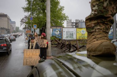 Kyiv, Ukrayna. 21 Nisan 2024 'te sağanak yağmur ve soğuk hava bile insanları durduramadı. Esir tutulan savaş esirlerine hatırlatmak ve desteklemek için bir kez daha şehrin merkezine gittiler..