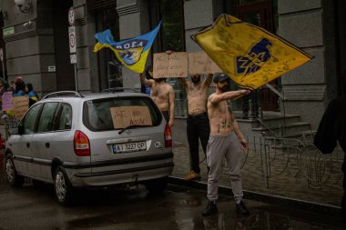 Kyiv, Ukrayna. 21 Nisan 2024 'te sağanak yağmur ve soğuk hava bile insanları durduramadı. Esir tutulan savaş esirlerine hatırlatmak ve desteklemek için bir kez daha şehrin merkezine gittiler..