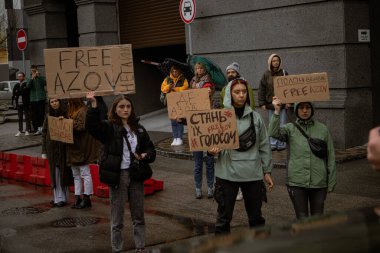 Kyiv, Ukrayna. 21 Nisan 2024 'te sağanak yağmur ve soğuk hava bile insanları durduramadı. Esir tutulan savaş esirlerine hatırlatmak ve desteklemek için bir kez daha şehrin merkezine gittiler..