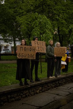 Kyiv, Ukrayna. 21 Nisan 2024 'te sağanak yağmur ve soğuk hava bile insanları durduramadı. Esir tutulan savaş esirlerine hatırlatmak ve desteklemek için bir kez daha şehrin merkezine gittiler..