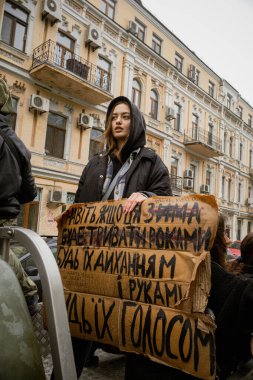 Kyiv, Ukrayna. 21 Nisan 2024 'te sağanak yağmur ve soğuk hava bile insanları durduramadı. Esir tutulan savaş esirlerine hatırlatmak ve desteklemek için bir kez daha şehrin merkezine gittiler..