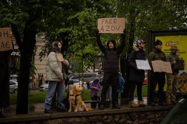 Kyiv, Ukrayna. 21 Nisan 2024 'te sağanak yağmur ve soğuk hava bile insanları durduramadı. Esir tutulan savaş esirlerine hatırlatmak ve desteklemek için bir kez daha şehrin merkezine gittiler..